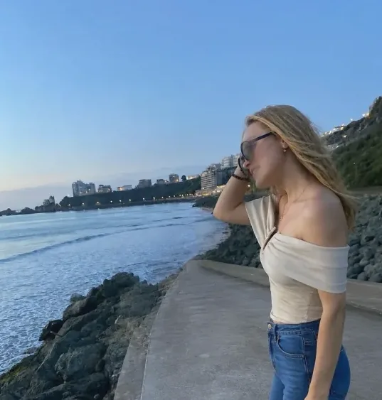 Isabella, 19