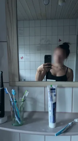 Nour, 18
